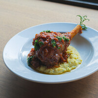 ラムシャンクのシチュー、ポレンタとグレモラータ