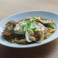 ハーブでマリネしたメカジキのグリル、蛤と白いんげんのラグー