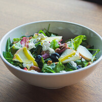 林檎とシェーブルチーズ、ベビーほうれん草のサラダ、 ハニーマスタードドレッシング