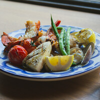 シーフードのグリル、5 種盛り合わせ