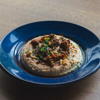 ひよこ豆のディップ”ハムス”スパイシーラムと松の実