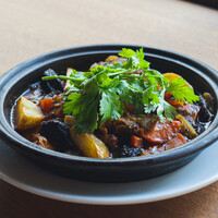 ビーフのタジン、プルーンとジャガイモ、ヒヨコ豆のフライ