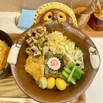 たぬきは飲み物。 - 天かす(ネギ揚げ)追加済み。それにしても、面白い器だ