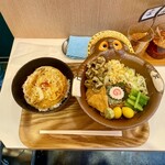 たぬきは飲み物。 - 左　半熟玉子天丼　　右　冷やし蕎麦のセット