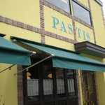 Pastis - 黄色いかわいい建物