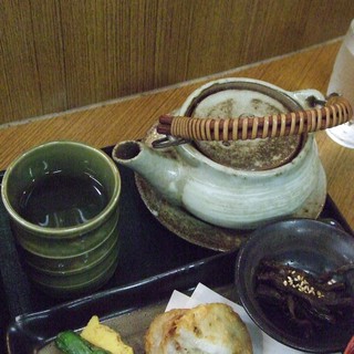 Anzenresutorangozaishosabisueria - 茶だしの土瓶と湯呑みです。