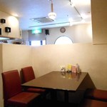 阪南洋風食堂クゥクゥ - 店内奥の席