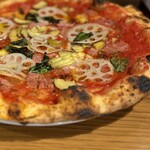 ピッツェリア トラットリア ダ オカピート - たっぷりトマトソース　甘いさつまいもとモルタデッラは相性抜群　レンコンの食感とピリッとした辛さがアクセント