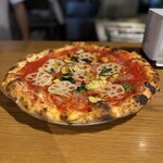 ピッツェリア トラットリア ダ オカピート - 通常より薄く伸ばして焼いていただいた　これぞ職人技