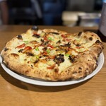 ピッツェリア トラットリア ダ オカピート - 枝豆 セミドライトマト ナス とうもろこしもあって彩り良し