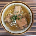 宜野湾そば - てびち付き看板メニューの宜野湾そば¥1,000