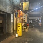 ガンジー - この看板の横にある狭い階段を上がった2階にあります