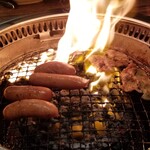 焼肉無限道 - 牛カルビ、ソーセージ。