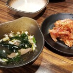 焼肉無限道 - カルビスープ、キムチ。