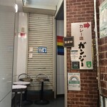 ガンジー - 店舗入口、狭いですがすぐわかります。