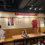 酒蔵 力 - 赤いチームのサインがずらり！