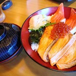 や台ずし 知立駅前町 - サーモン親子丼　赤だし付