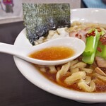 自家製手打ち麺 禿 - 牛脂の甘味が調和しています