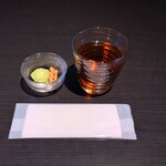 三日月氷菓店 - 最初に出てきた熱いお茶とお菓子〜!!( ^o^)ﾉ