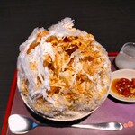 三日月氷菓店 - 練乳をかけると、ミルキーになり甘みが増して、めちゃめちゃ美味しい～!! また、ピーナッツの粒々の食感が心地よく、別添えの味噌ピーナッツと併せて、良いアクセントになっている～!!( ^o^)ﾉ