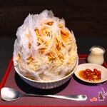 三日月氷菓店 - 薄くスライスされた氷は立っており、氷の間からピーナッツ色のシロップが見えている～!! 別添えで手作りの味噌ピーナッツ付、練乳トッピング～!!( ^o^)ﾉ