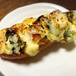 ブーランジュリー&カフェ グウ - ベーコンとブロッコリーのタルティーヌ
