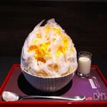 三日月氷菓店 - 薄くスライスされた氷は立っており、氷の間から黄色のシロップが見えている～!! 黄色のシロップは、かぼちゃシロップで、 かぼちゃは、北海道の『栗マロンかぼちゃ』というブランドかぼちゃを使用～!!( ^o^)ﾉ