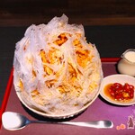 三日月氷菓店 - 氷を絡めて食べると、氷の口溶けの良さはいつも通り絶品～!! シロップには、ピーナッツの風味、旨みが感じられ、ほんのりと甘くって美味しい～!!( ^o^)ﾉ