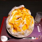 三日月氷菓店 - 氷の中には、レーズン、くるみ、ミルクアイスが入っていて、しっとりとした食感のレーズン、カリカリっとした食感のくるみの食感の違いや変化が良いアクセントになっている～!!( ^o^)ﾉ