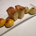 リストランテ サクラ - 人参、オニオン、ズッキーニの野菜パン三種/温かいのが嬉しい