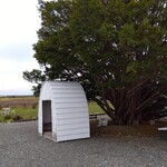 おにぎり あぜっこ - 外にベンチ