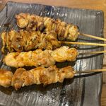 旨唐揚げと居酒メシ　ミライザカ - 焼き鳥 ももととり皮計4本