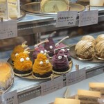 ペチカスケマサコーヒー - ショーケースの中のケーキたち