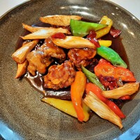 モダンチャイニーズブラッセリ― HALOW - 選べるメインはドライトマト入り黒酢の酢豚に、カリッと香ばしく揚がった豚肉にカラフルな野菜もたっぷり