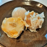 モダンチャイニーズブラッセリ― HALOW - 手前左はあっさり上品な旨味のホタテ焼売、もち米をトッピングした粗挽き肉焼売は肉肉しくジューシー、奥はもちもちプルプルの皮に海老の旨味が