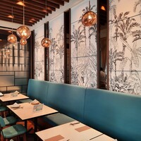 モダンチャイニーズブラッセリ― HALOW - 天井が高く開放的な空間にブルーのインテリアが華やか！テーブル間隔もゆったり広めでラグジュアリーな雰囲気