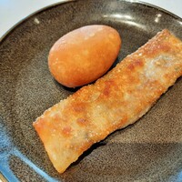 モダンチャイニーズブラッセリ― HALOW - 手前は香ばしく平らな棒餃子でボリューム満点、奥は中華風ピロシキのような五目揚げもち咸水角（ハムスイコー）