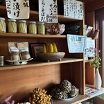 手打蕎麦いちむら - 入店したところにある棚
