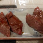 ひとし - 特上の牛握り。左がタレ、右が塩、塩の方が美味しかった。