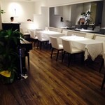 リストランテ サクラ - 白が基調の店内