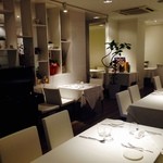 リストランテ サクラ - 支配人曰く女性を綺麗に見せる為の白の内装とか