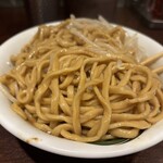 ラーメン 雷 東京本丸店 - 麺が汁を吸わないようにヨッコラセ