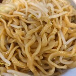 百人力 西川口店 - 麺はこんな感じ(わしわし麺)、スープは二郎系にしてはガツンとこない(初心者向け?)