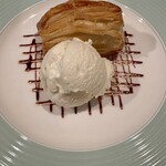 ブレー リュミエール - 熱々のアップルパイ→出来立てを提供してくれます。