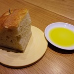 薬院 なかがわ - フォカッチャとオリーブオイル