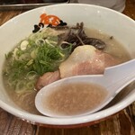 元祖博多だるま - 背脂の浮くスープ。