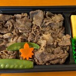 人形町今半 - 料理写真:■黒毛和牛すき焼き丼（肩肉・もも肉・バラ肉）￥1,300：▲￥200：肩肉・もも肉・バラ肉の複数の部位の旨みが凝縮された牛肉を贅沢に使用。出汁のきいた上品な味わいのタレがご飯と一体となり、厚焼き玉子や漬物とともに、老舗の味を割引価格で手軽に堪能できる本格的な弁当。