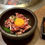 炭焼肉　石田屋。 - これは面白いですね。ローストビーフのユッケ風(^^)
生肉はいろいろと制約がありますが、これなら提供もしやすいですね。
