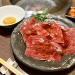 炭焼肉　石田屋。 - 特選焼きすき。
赤身肉なので、全然クドさは感じません。
卵黄には胡麻油でひと工夫♪