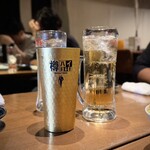 個室居酒屋 だるま - 手前■アサヒスーパードライ ¥638 ■柚子ジンジャーエール ¥462